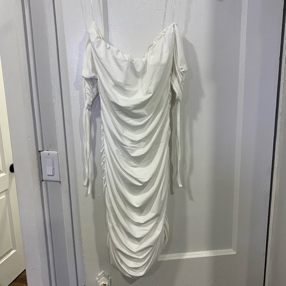 FashionNova Sanya Ruched dress white - Picture 4 of 4